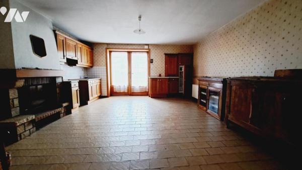 Maison de bourg construite en pierre avec jardin clos. 