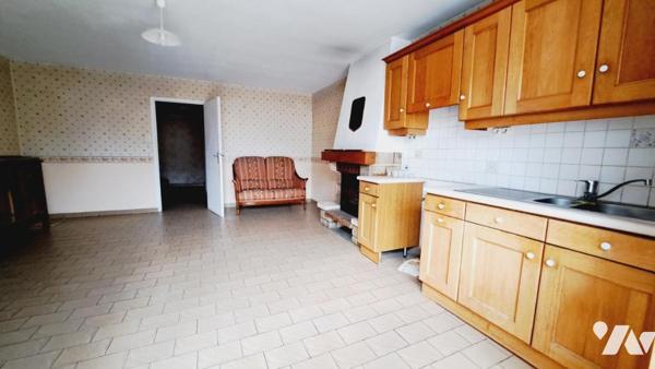 Maison de bourg construite en pierre avec jardin clos. 