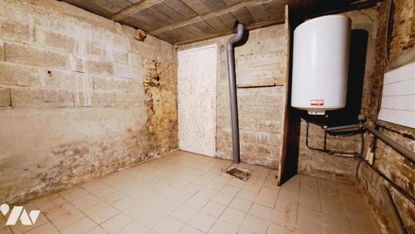 Maison de bourg construite en pierre avec jardin clos. 