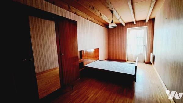 Maison de bourg construite en pierre avec jardin clos. 