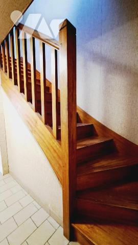 Maison de bourg construite en pierre avec jardin clos. 