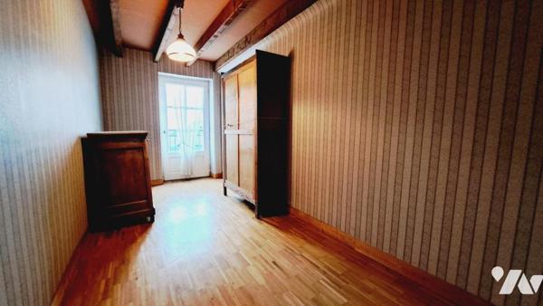 Maison de bourg construite en pierre avec jardin clos. 