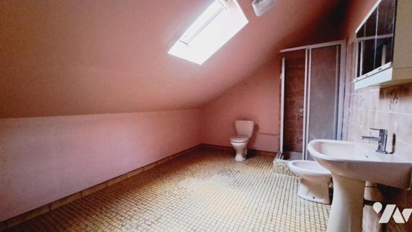 Maison de bourg construite en pierre avec jardin clos. 