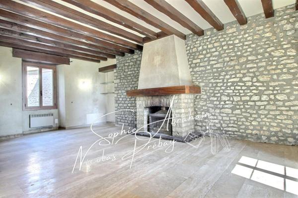 Maison en pierres avec jardin et double garage, proche centre-ville