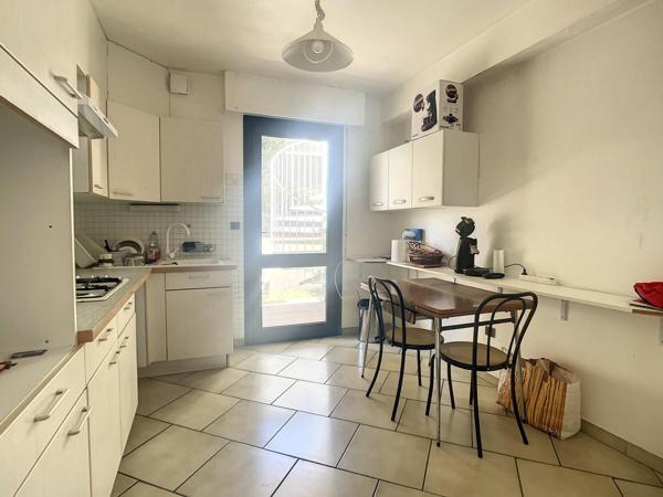 Maison avec 2 appartements de T3 et T5 avec extérieurs et garages