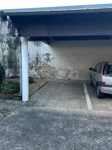 Parking couvert en résidence sécurisée – Accès par portail télécommandé