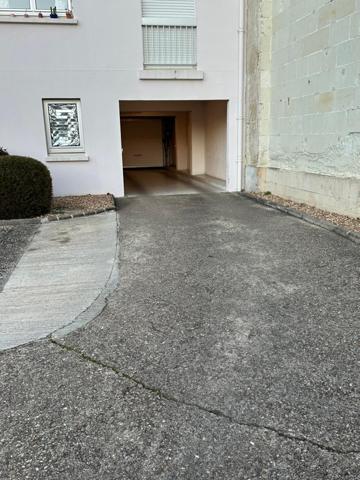 Parking couvert en résidence sécurisée – Accès par portail télécommandé