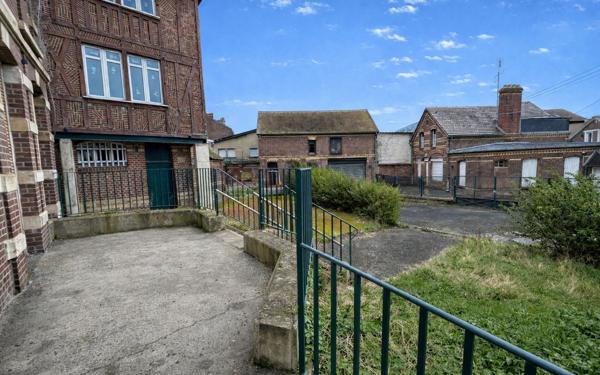 Immeuble à vendre    2 pièces • 391,40 m2 Beauvais