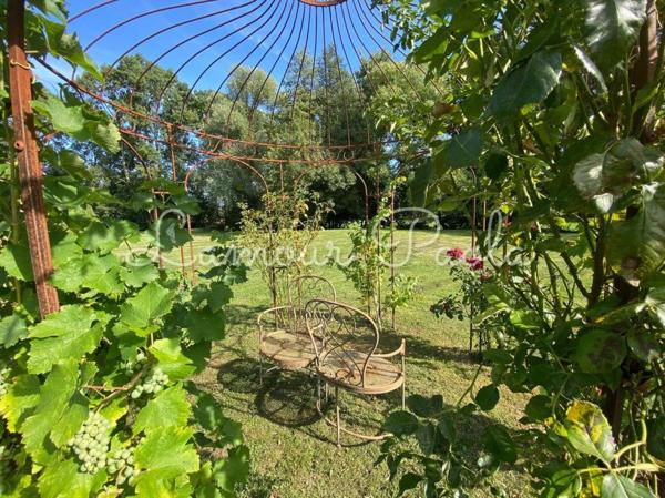 Belle propriété sur 1.34 ha, bordée par un ruisseau