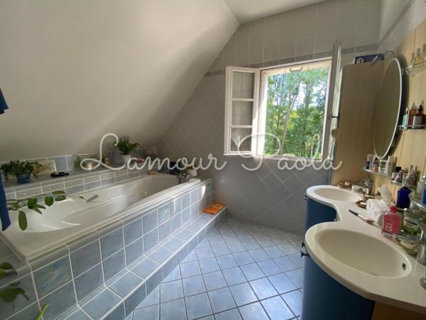 Belle propriété sur 1.34 ha, bordée par un ruisseau