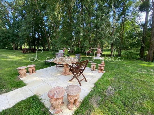 Belle propriété sur 1.34 ha, bordée par un ruisseau