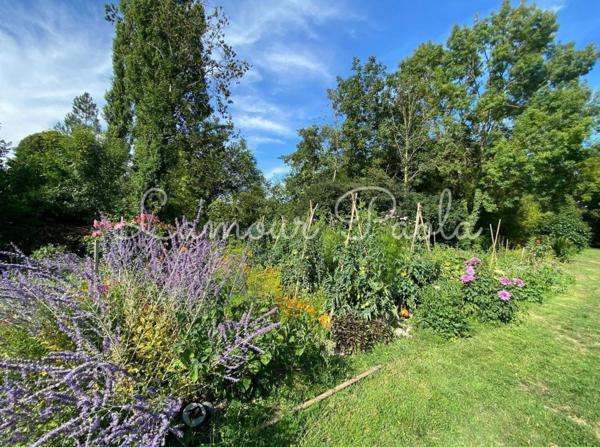 Belle propriété sur 1.34 ha, bordée par un ruisseau