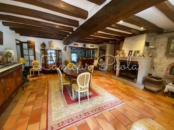 Belle propriété sur 1.34 ha, bordée par un ruisseau