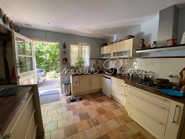 Belle propriété sur 1.34 ha, bordée par un ruisseau