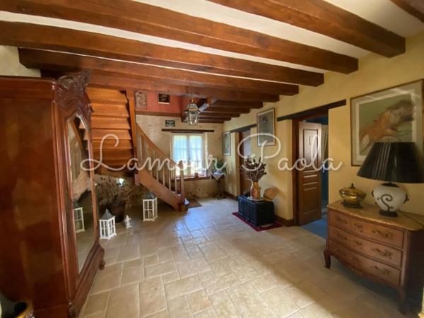 Belle propriété sur 1.34 ha, bordée par un ruisseau