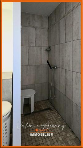 PIGNANS : Bien agricole composé d'une maison d'habitation de 86 m², hangar, serre...sur un terrain d'un hectare