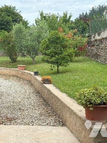 TOURNON Nord - Maison lumineuse au calme avec jardin et grand garage.