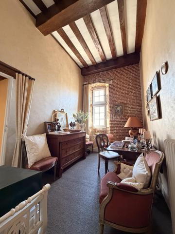 Découvrez l’Ancien Bailliage d’Arques-la-Bataille, une demeure rare, chargée d’histoire et offrant un cadre de vie unique.

Cette propriété séduira les amateurs de belles demeures anciennes, de patrimoine et d’authenticité.

Elle bénéficie de belles hauteurs sous plafond, de matériaux de qualité et de beaux volumes qui contribuent pleinement au charme et au caractère de cette maison.

Avec ses 187 m² habitables et ses 4 chambres, elle offre un espace de vie adapté à un projet familial, tout en conservant l’élégance et l’âme d’une demeure historique.

Le terrain d’environ 400 m² vient compléter cette propriété et permet de profiter d’un extérieur agréable.

Une propriété pleine de caractère, où l’histoire rencontre le confort d’une maison familiale.