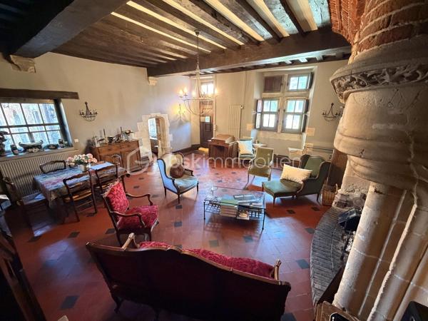 Découvrez l’Ancien Bailliage d’Arques-la-Bataille, une demeure rare, chargée d’histoire et offrant un cadre de vie unique.

Cette propriété séduira les amateurs de belles demeures anciennes, de patrimoine et d’authenticité.

Elle bénéficie de belles hauteurs sous plafond, de matériaux de qualité et de beaux volumes qui contribuent pleinement au charme et au caractère de cette maison.

Avec ses 187 m² habitables et ses 4 chambres, elle offre un espace de vie adapté à un projet familial, tout en conservant l’élégance et l’âme d’une demeure historique.

Le terrain d’environ 400 m² vient compléter cette propriété et permet de profiter d’un extérieur agréable.

Une propriété pleine de caractère, où l’histoire rencontre le confort d’une maison familiale.
