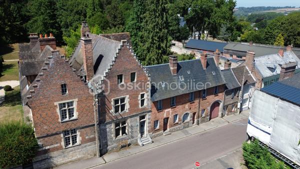 Découvrez l’Ancien Bailliage d’Arques-la-Bataille, une demeure rare, chargée d’histoire et offrant un cadre de vie unique.

Cette propriété séduira les amateurs de belles demeures anciennes, de patrimoine et d’authenticité.

Elle bénéficie de belles hauteurs sous plafond, de matériaux de qualité et de beaux volumes qui contribuent pleinement au charme et au caractère de cette maison.

Avec ses 187 m² habitables et ses 4 chambres, elle offre un espace de vie adapté à un projet familial, tout en conservant l’élégance et l’âme d’une demeure historique.

Le terrain d’environ 400 m² vient compléter cette propriété et permet de profiter d’un extérieur agréable.

Une propriété pleine de caractère, où l’histoire rencontre le confort d’une maison familiale.