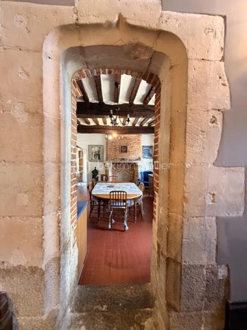 Découvrez l’Ancien Bailliage d’Arques-la-Bataille, une demeure rare, chargée d’histoire et offrant un cadre de vie unique.

Cette propriété séduira les amateurs de belles demeures anciennes, de patrimoine et d’authenticité.

Elle bénéficie de belles hauteurs sous plafond, de matériaux de qualité et de beaux volumes qui contribuent pleinement au charme et au caractère de cette maison.

Avec ses 187 m² habitables et ses 4 chambres, elle offre un espace de vie adapté à un projet familial, tout en conservant l’élégance et l’âme d’une demeure historique.

Le terrain d’environ 400 m² vient compléter cette propriété et permet de profiter d’un extérieur agréable.

Une propriété pleine de caractère, où l’histoire rencontre le confort d’une maison familiale.