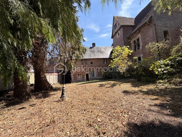 Découvrez l’Ancien Bailliage d’Arques-la-Bataille, une demeure rare, chargée d’histoire et offrant un cadre de vie unique.

Cette propriété séduira les amateurs de belles demeures anciennes, de patrimoine et d’authenticité.

Elle bénéficie de belles hauteurs sous plafond, de matériaux de qualité et de beaux volumes qui contribuent pleinement au charme et au caractère de cette maison.

Avec ses 187 m² habitables et ses 4 chambres, elle offre un espace de vie adapté à un projet familial, tout en conservant l’élégance et l’âme d’une demeure historique.

Le terrain d’environ 400 m² vient compléter cette propriété et permet de profiter d’un extérieur agréable.

Une propriété pleine de caractère, où l’histoire rencontre le confort d’une maison familiale.