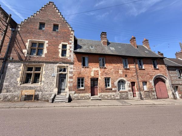 Découvrez l’Ancien Bailliage d’Arques-la-Bataille, une demeure rare, chargée d’histoire et offrant un cadre de vie unique.

Cette propriété séduira les amateurs de belles demeures anciennes, de patrimoine et d’authenticité.

Elle bénéficie de belles hauteurs sous plafond, de matériaux de qualité et de beaux volumes qui contribuent pleinement au charme et au caractère de cette maison.

Avec ses 187 m² habitables et ses 4 chambres, elle offre un espace de vie adapté à un projet familial, tout en conservant l’élégance et l’âme d’une demeure historique.

Le terrain d’environ 400 m² vient compléter cette propriété et permet de profiter d’un extérieur agréable.

Une propriété pleine de caractère, où l’histoire rencontre le confort d’une maison familiale.