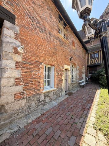 Découvrez l’Ancien Bailliage d’Arques-la-Bataille, une demeure rare, chargée d’histoire et offrant un cadre de vie unique.

Cette propriété séduira les amateurs de belles demeures anciennes, de patrimoine et d’authenticité.

Elle bénéficie de belles hauteurs sous plafond, de matériaux de qualité et de beaux volumes qui contribuent pleinement au charme et au caractère de cette maison.

Avec ses 187 m² habitables et ses 4 chambres, elle offre un espace de vie adapté à un projet familial, tout en conservant l’élégance et l’âme d’une demeure historique.

Le terrain d’environ 400 m² vient compléter cette propriété et permet de profiter d’un extérieur agréable.

Une propriété pleine de caractère, où l’histoire rencontre le confort d’une maison familiale.