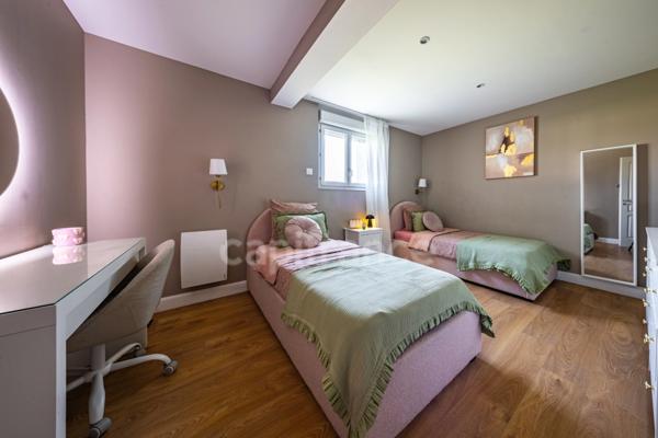 Propriété à vendre composée d'une demeure de Maitre et une deuxième maison avec piscine et jardin