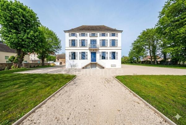 Propriété à vendre composée d'une demeure de Maitre et une deuxième maison avec piscine et jardin