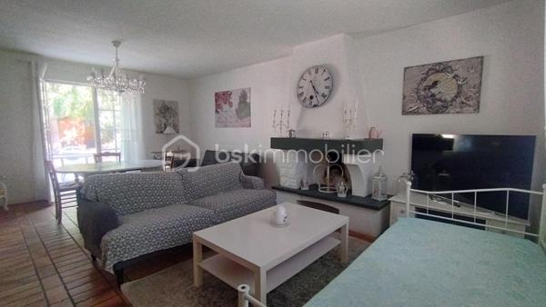 A deux pas du lac de l'Orée de Sologne et de toutes commodités, découvrez cette agréable maison familiale d'environ 111.35m2 édifiée sur une parcelle de 350m2. 
Au rez-de-chaussée, une entrée avec placards intégrés dessert un beau séjour chaleureux, agrémenté d'une cheminée à foyer ouvert ainsi qu'une grande cuisine offrant un accès direct à la terrasse et au jardin. Un wc avec lave-mains complète ce niveau.
A l'étage, un palier avec espace bureau distribue trois chambres avec placards intégrés dont une bénéficiant de sa propre salle de bains et d'un dressing.
Une seconde salle d'eau ainsi qu'un wc viennent compléter cet espace nuit.
Un grenier accessible par escalier, offrant un beau potentiel d'aménagement, pourra être transformé selon vos envies : salle de jeux, espace télétravail ou tout autre projet.
A l'extérieur, vous profiterez d'un jardin agréable, d'une terrasse ainsi que d'un garage attenant et d'un abri de jardin, offrant des espaces de rangement supplémentaires.
Le bien est situé au sein d'une petite copropriété, avec des charges comprenant notamment la consommation d'eau froide.
Une maison familiale pleine de potentiel, idéalement située à découvrir sans tarder !