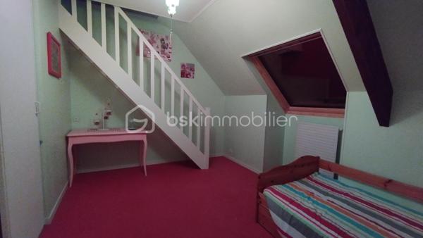 A deux pas du lac de l'Orée de Sologne et de toutes commodités, découvrez cette agréable maison familiale d'environ 111.35m2 édifiée sur une parcelle de 350m2. 
Au rez-de-chaussée, une entrée avec placards intégrés dessert un beau séjour chaleureux, agrémenté d'une cheminée à foyer ouvert ainsi qu'une grande cuisine offrant un accès direct à la terrasse et au jardin. Un wc avec lave-mains complète ce niveau.
A l'étage, un palier avec espace bureau distribue trois chambres avec placards intégrés dont une bénéficiant de sa propre salle de bains et d'un dressing.
Une seconde salle d'eau ainsi qu'un wc viennent compléter cet espace nuit.
Un grenier accessible par escalier, offrant un beau potentiel d'aménagement, pourra être transformé selon vos envies : salle de jeux, espace télétravail ou tout autre projet.
A l'extérieur, vous profiterez d'un jardin agréable, d'une terrasse ainsi que d'un garage attenant et d'un abri de jardin, offrant des espaces de rangement supplémentaires.
Le bien est situé au sein d'une petite copropriété, avec des charges comprenant notamment la consommation d'eau froide.
Une maison familiale pleine de potentiel, idéalement située à découvrir sans tarder !