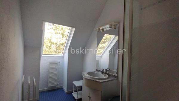 A deux pas du lac de l'Orée de Sologne et de toutes commodités, découvrez cette agréable maison familiale d'environ 111.35m2 édifiée sur une parcelle de 350m2. 
Au rez-de-chaussée, une entrée avec placards intégrés dessert un beau séjour chaleureux, agrémenté d'une cheminée à foyer ouvert ainsi qu'une grande cuisine offrant un accès direct à la terrasse et au jardin. Un wc avec lave-mains complète ce niveau.
A l'étage, un palier avec espace bureau distribue trois chambres avec placards intégrés dont une bénéficiant de sa propre salle de bains et d'un dressing.
Une seconde salle d'eau ainsi qu'un wc viennent compléter cet espace nuit.
Un grenier accessible par escalier, offrant un beau potentiel d'aménagement, pourra être transformé selon vos envies : salle de jeux, espace télétravail ou tout autre projet.
A l'extérieur, vous profiterez d'un jardin agréable, d'une terrasse ainsi que d'un garage attenant et d'un abri de jardin, offrant des espaces de rangement supplémentaires.
Le bien est situé au sein d'une petite copropriété, avec des charges comprenant notamment la consommation d'eau froide.
Une maison familiale pleine de potentiel, idéalement située à découvrir sans tarder !