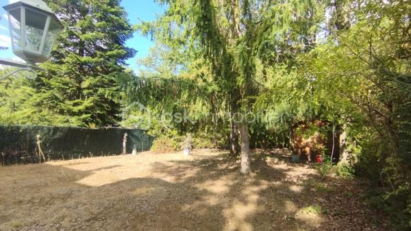 A deux pas du lac de l'Orée de Sologne et de toutes commodités, découvrez cette agréable maison familiale d'environ 111.35m2 édifiée sur une parcelle de 350m2. 
Au rez-de-chaussée, une entrée avec placards intégrés dessert un beau séjour chaleureux, agrémenté d'une cheminée à foyer ouvert ainsi qu'une grande cuisine offrant un accès direct à la terrasse et au jardin. Un wc avec lave-mains complète ce niveau.
A l'étage, un palier avec espace bureau distribue trois chambres avec placards intégrés dont une bénéficiant de sa propre salle de bains et d'un dressing.
Une seconde salle d'eau ainsi qu'un wc viennent compléter cet espace nuit.
Un grenier accessible par escalier, offrant un beau potentiel d'aménagement, pourra être transformé selon vos envies : salle de jeux, espace télétravail ou tout autre projet.
A l'extérieur, vous profiterez d'un jardin agréable, d'une terrasse ainsi que d'un garage attenant et d'un abri de jardin, offrant des espaces de rangement supplémentaires.
Le bien est situé au sein d'une petite copropriété, avec des charges comprenant notamment la consommation d'eau froide.
Une maison familiale pleine de potentiel, idéalement située à découvrir sans tarder !