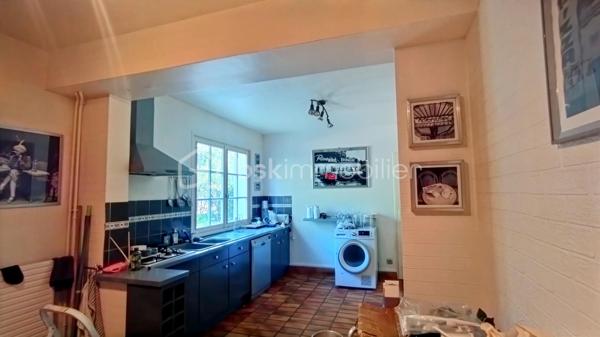 A deux pas du lac de l'Orée de Sologne et de toutes commodités, découvrez cette agréable maison familiale d'environ 111.35m2 édifiée sur une parcelle de 350m2. 
Au rez-de-chaussée, une entrée avec placards intégrés dessert un beau séjour chaleureux, agrémenté d'une cheminée à foyer ouvert ainsi qu'une grande cuisine offrant un accès direct à la terrasse et au jardin. Un wc avec lave-mains complète ce niveau.
A l'étage, un palier avec espace bureau distribue trois chambres avec placards intégrés dont une bénéficiant de sa propre salle de bains et d'un dressing.
Une seconde salle d'eau ainsi qu'un wc viennent compléter cet espace nuit.
Un grenier accessible par escalier, offrant un beau potentiel d'aménagement, pourra être transformé selon vos envies : salle de jeux, espace télétravail ou tout autre projet.
A l'extérieur, vous profiterez d'un jardin agréable, d'une terrasse ainsi que d'un garage attenant et d'un abri de jardin, offrant des espaces de rangement supplémentaires.
Le bien est situé au sein d'une petite copropriété, avec des charges comprenant notamment la consommation d'eau froide.
Une maison familiale pleine de potentiel, idéalement située à découvrir sans tarder !