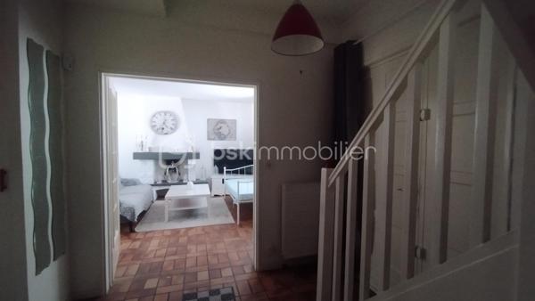 A deux pas du lac de l'Orée de Sologne et de toutes commodités, découvrez cette agréable maison familiale d'environ 111.35m2 édifiée sur une parcelle de 350m2. 
Au rez-de-chaussée, une entrée avec placards intégrés dessert un beau séjour chaleureux, agrémenté d'une cheminée à foyer ouvert ainsi qu'une grande cuisine offrant un accès direct à la terrasse et au jardin. Un wc avec lave-mains complète ce niveau.
A l'étage, un palier avec espace bureau distribue trois chambres avec placards intégrés dont une bénéficiant de sa propre salle de bains et d'un dressing.
Une seconde salle d'eau ainsi qu'un wc viennent compléter cet espace nuit.
Un grenier accessible par escalier, offrant un beau potentiel d'aménagement, pourra être transformé selon vos envies : salle de jeux, espace télétravail ou tout autre projet.
A l'extérieur, vous profiterez d'un jardin agréable, d'une terrasse ainsi que d'un garage attenant et d'un abri de jardin, offrant des espaces de rangement supplémentaires.
Le bien est situé au sein d'une petite copropriété, avec des charges comprenant notamment la consommation d'eau froide.
Une maison familiale pleine de potentiel, idéalement située à découvrir sans tarder !