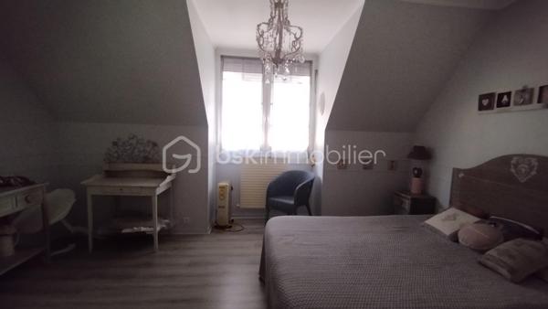 A deux pas du lac de l'Orée de Sologne et de toutes commodités, découvrez cette agréable maison familiale d'environ 111.35m2 édifiée sur une parcelle de 350m2. 
Au rez-de-chaussée, une entrée avec placards intégrés dessert un beau séjour chaleureux, agrémenté d'une cheminée à foyer ouvert ainsi qu'une grande cuisine offrant un accès direct à la terrasse et au jardin. Un wc avec lave-mains complète ce niveau.
A l'étage, un palier avec espace bureau distribue trois chambres avec placards intégrés dont une bénéficiant de sa propre salle de bains et d'un dressing.
Une seconde salle d'eau ainsi qu'un wc viennent compléter cet espace nuit.
Un grenier accessible par escalier, offrant un beau potentiel d'aménagement, pourra être transformé selon vos envies : salle de jeux, espace télétravail ou tout autre projet.
A l'extérieur, vous profiterez d'un jardin agréable, d'une terrasse ainsi que d'un garage attenant et d'un abri de jardin, offrant des espaces de rangement supplémentaires.
Le bien est situé au sein d'une petite copropriété, avec des charges comprenant notamment la consommation d'eau froide.
Une maison familiale pleine de potentiel, idéalement située à découvrir sans tarder !