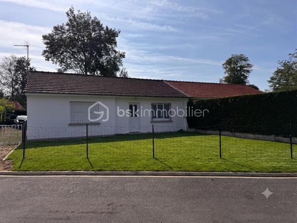 À vendre à Évreux, dans le secteur recherché et calme du Village de la Forêt, découvrez cette charmante maison mitoyenne de plain-pied d'une superficie de 72 m², édifiée sur un terrain clos de 384 m².

PROFIL INVESTISSEUR : Le bien est vendu loué. Le locataire est en place depuis 2019, très sérieux, avec un historique parfait (aucun impayé).

Loyer mensuel : 800 € (dont 30 € de charges).

La maison se compose de :
Un beau et lumineux salon-séjour de 28 m², une cuisine indépendante avec porte donnant directement sur le jardin, 2 chambres + 1 bureau (idéal pour le télétravail ou une chambre d'enfant), une salle de bain, un WC séparé.

À l’extérieur :
Vous profiterez d'un agréable jardin clos avec terrasse, ainsi que d'un cellier extérieur de près de 4 m² (idéal pour le stockage ou les vélos).

Les points forts & Travaux récents :
Copropriété horizontale pour l'entretien des extérieurs et des espaces communs (faibles charges : environ 100 € par an)
Ravalement extérieur récent
Portes et fenêtres en PVC double vitrage (excellente isolation)
Chauffage électrique
Raccordement au tout-à-l'égout

Une opportunité rare sur le secteur, offrant un rendement locatif immédiat et serein grâce à la stabilité du locataire en place.

Vous souhaitez visiter ? Contactez-moi au 06 79 65 81 27.