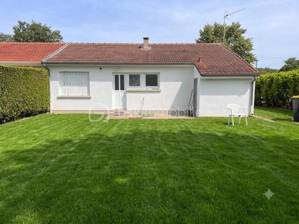 À vendre à Évreux, dans le secteur recherché et calme du Village de la Forêt, découvrez cette charmante maison mitoyenne de plain-pied d'une superficie de 72 m², édifiée sur un terrain clos de 384 m².

PROFIL INVESTISSEUR : Le bien est vendu loué. Le locataire est en place depuis 2019, très sérieux, avec un historique parfait (aucun impayé).

Loyer mensuel : 800 € (dont 30 € de charges).

La maison se compose de :
Un beau et lumineux salon-séjour de 28 m², une cuisine indépendante avec porte donnant directement sur le jardin, 2 chambres + 1 bureau (idéal pour le télétravail ou une chambre d'enfant), une salle de bain, un WC séparé.

À l’extérieur :
Vous profiterez d'un agréable jardin clos avec terrasse, ainsi que d'un cellier extérieur de près de 4 m² (idéal pour le stockage ou les vélos).

Les points forts & Travaux récents :
Copropriété horizontale pour l'entretien des extérieurs et des espaces communs (faibles charges : environ 100 € par an)
Ravalement extérieur récent
Portes et fenêtres en PVC double vitrage (excellente isolation)
Chauffage électrique
Raccordement au tout-à-l'égout

Une opportunité rare sur le secteur, offrant un rendement locatif immédiat et serein grâce à la stabilité du locataire en place.

Vous souhaitez visiter ? Contactez-moi au 06 79 65 81 27.