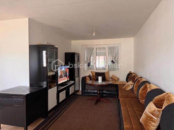 À vendre à Évreux, dans le secteur recherché et calme du Village de la Forêt, découvrez cette charmante maison mitoyenne de plain-pied d'une superficie de 72 m², édifiée sur un terrain clos de 384 m².

PROFIL INVESTISSEUR : Le bien est vendu loué. Le locataire est en place depuis 2019, très sérieux, avec un historique parfait (aucun impayé).

Loyer mensuel : 800 € (dont 30 € de charges).

La maison se compose de :
Un beau et lumineux salon-séjour de 28 m², une cuisine indépendante avec porte donnant directement sur le jardin, 2 chambres + 1 bureau (idéal pour le télétravail ou une chambre d'enfant), une salle de bain, un WC séparé.

À l’extérieur :
Vous profiterez d'un agréable jardin clos avec terrasse, ainsi que d'un cellier extérieur de près de 4 m² (idéal pour le stockage ou les vélos).

Les points forts & Travaux récents :
Copropriété horizontale pour l'entretien des extérieurs et des espaces communs (faibles charges : environ 100 € par an)
Ravalement extérieur récent
Portes et fenêtres en PVC double vitrage (excellente isolation)
Chauffage électrique
Raccordement au tout-à-l'égout

Une opportunité rare sur le secteur, offrant un rendement locatif immédiat et serein grâce à la stabilité du locataire en place.

Vous souhaitez visiter ? Contactez-moi au 06 79 65 81 27.