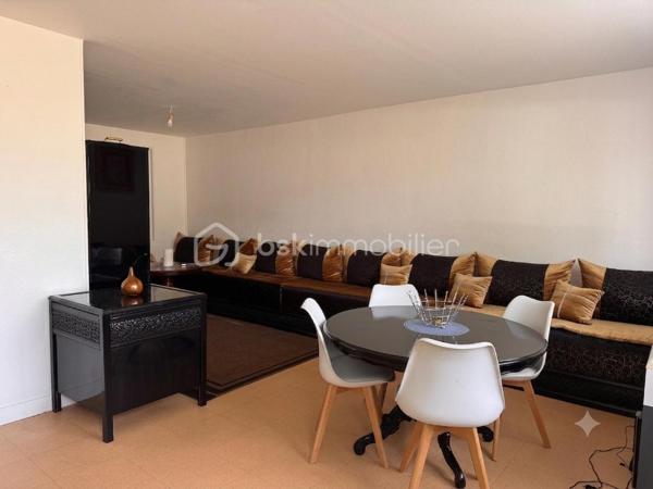 À vendre à Évreux, dans le secteur recherché et calme du Village de la Forêt, découvrez cette charmante maison mitoyenne de plain-pied d'une superficie de 72 m², édifiée sur un terrain clos de 384 m².

PROFIL INVESTISSEUR : Le bien est vendu loué. Le locataire est en place depuis 2019, très sérieux, avec un historique parfait (aucun impayé).

Loyer mensuel : 800 € (dont 30 € de charges).

La maison se compose de :
Un beau et lumineux salon-séjour de 28 m², une cuisine indépendante avec porte donnant directement sur le jardin, 2 chambres + 1 bureau (idéal pour le télétravail ou une chambre d'enfant), une salle de bain, un WC séparé.

À l’extérieur :
Vous profiterez d'un agréable jardin clos avec terrasse, ainsi que d'un cellier extérieur de près de 4 m² (idéal pour le stockage ou les vélos).

Les points forts & Travaux récents :
Copropriété horizontale pour l'entretien des extérieurs et des espaces communs (faibles charges : environ 100 € par an)
Ravalement extérieur récent
Portes et fenêtres en PVC double vitrage (excellente isolation)
Chauffage électrique
Raccordement au tout-à-l'égout

Une opportunité rare sur le secteur, offrant un rendement locatif immédiat et serein grâce à la stabilité du locataire en place.

Vous souhaitez visiter ? Contactez-moi au 06 79 65 81 27.