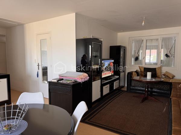 À vendre à Évreux, dans le secteur recherché et calme du Village de la Forêt, découvrez cette charmante maison mitoyenne de plain-pied d'une superficie de 72 m², édifiée sur un terrain clos de 384 m².

PROFIL INVESTISSEUR : Le bien est vendu loué. Le locataire est en place depuis 2019, très sérieux, avec un historique parfait (aucun impayé).

Loyer mensuel : 800 € (dont 30 € de charges).

La maison se compose de :
Un beau et lumineux salon-séjour de 28 m², une cuisine indépendante avec porte donnant directement sur le jardin, 2 chambres + 1 bureau (idéal pour le télétravail ou une chambre d'enfant), une salle de bain, un WC séparé.

À l’extérieur :
Vous profiterez d'un agréable jardin clos avec terrasse, ainsi que d'un cellier extérieur de près de 4 m² (idéal pour le stockage ou les vélos).

Les points forts & Travaux récents :
Copropriété horizontale pour l'entretien des extérieurs et des espaces communs (faibles charges : environ 100 € par an)
Ravalement extérieur récent
Portes et fenêtres en PVC double vitrage (excellente isolation)
Chauffage électrique
Raccordement au tout-à-l'égout

Une opportunité rare sur le secteur, offrant un rendement locatif immédiat et serein grâce à la stabilité du locataire en place.

Vous souhaitez visiter ? Contactez-moi au 06 79 65 81 27.