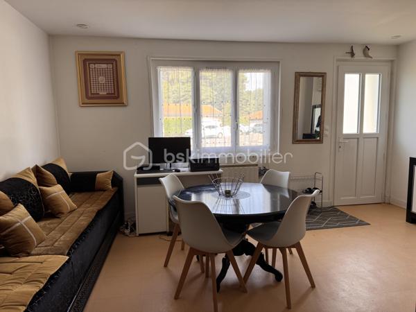 À vendre à Évreux, dans le secteur recherché et calme du Village de la Forêt, découvrez cette charmante maison mitoyenne de plain-pied d'une superficie de 72 m², édifiée sur un terrain clos de 384 m².

PROFIL INVESTISSEUR : Le bien est vendu loué. Le locataire est en place depuis 2019, très sérieux, avec un historique parfait (aucun impayé).

Loyer mensuel : 800 € (dont 30 € de charges).

La maison se compose de :
Un beau et lumineux salon-séjour de 28 m², une cuisine indépendante avec porte donnant directement sur le jardin, 2 chambres + 1 bureau (idéal pour le télétravail ou une chambre d'enfant), une salle de bain, un WC séparé.

À l’extérieur :
Vous profiterez d'un agréable jardin clos avec terrasse, ainsi que d'un cellier extérieur de près de 4 m² (idéal pour le stockage ou les vélos).

Les points forts & Travaux récents :
Copropriété horizontale pour l'entretien des extérieurs et des espaces communs (faibles charges : environ 100 € par an)
Ravalement extérieur récent
Portes et fenêtres en PVC double vitrage (excellente isolation)
Chauffage électrique
Raccordement au tout-à-l'égout

Une opportunité rare sur le secteur, offrant un rendement locatif immédiat et serein grâce à la stabilité du locataire en place.

Vous souhaitez visiter ? Contactez-moi au 06 79 65 81 27.