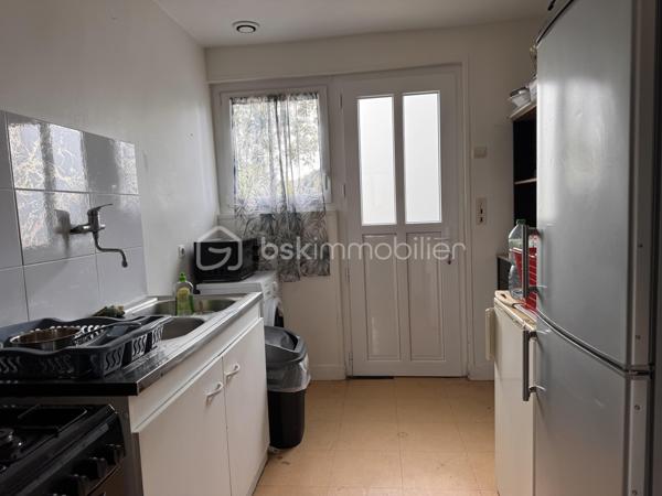 À vendre à Évreux, dans le secteur recherché et calme du Village de la Forêt, découvrez cette charmante maison mitoyenne de plain-pied d'une superficie de 72 m², édifiée sur un terrain clos de 384 m².

PROFIL INVESTISSEUR : Le bien est vendu loué. Le locataire est en place depuis 2019, très sérieux, avec un historique parfait (aucun impayé).

Loyer mensuel : 800 € (dont 30 € de charges).

La maison se compose de :
Un beau et lumineux salon-séjour de 28 m², une cuisine indépendante avec porte donnant directement sur le jardin, 2 chambres + 1 bureau (idéal pour le télétravail ou une chambre d'enfant), une salle de bain, un WC séparé.

À l’extérieur :
Vous profiterez d'un agréable jardin clos avec terrasse, ainsi que d'un cellier extérieur de près de 4 m² (idéal pour le stockage ou les vélos).

Les points forts & Travaux récents :
Copropriété horizontale pour l'entretien des extérieurs et des espaces communs (faibles charges : environ 100 € par an)
Ravalement extérieur récent
Portes et fenêtres en PVC double vitrage (excellente isolation)
Chauffage électrique
Raccordement au tout-à-l'égout

Une opportunité rare sur le secteur, offrant un rendement locatif immédiat et serein grâce à la stabilité du locataire en place.

Vous souhaitez visiter ? Contactez-moi au 06 79 65 81 27.