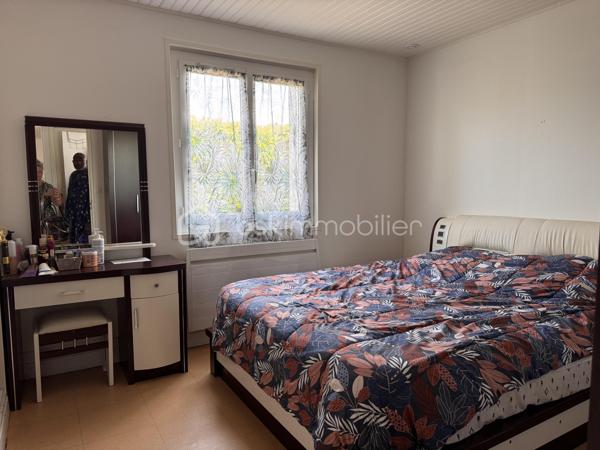 À vendre à Évreux, dans le secteur recherché et calme du Village de la Forêt, découvrez cette charmante maison mitoyenne de plain-pied d'une superficie de 72 m², édifiée sur un terrain clos de 384 m².

PROFIL INVESTISSEUR : Le bien est vendu loué. Le locataire est en place depuis 2019, très sérieux, avec un historique parfait (aucun impayé).

Loyer mensuel : 800 € (dont 30 € de charges).

La maison se compose de :
Un beau et lumineux salon-séjour de 28 m², une cuisine indépendante avec porte donnant directement sur le jardin, 2 chambres + 1 bureau (idéal pour le télétravail ou une chambre d'enfant), une salle de bain, un WC séparé.

À l’extérieur :
Vous profiterez d'un agréable jardin clos avec terrasse, ainsi que d'un cellier extérieur de près de 4 m² (idéal pour le stockage ou les vélos).

Les points forts & Travaux récents :
Copropriété horizontale pour l'entretien des extérieurs et des espaces communs (faibles charges : environ 100 € par an)
Ravalement extérieur récent
Portes et fenêtres en PVC double vitrage (excellente isolation)
Chauffage électrique
Raccordement au tout-à-l'égout

Une opportunité rare sur le secteur, offrant un rendement locatif immédiat et serein grâce à la stabilité du locataire en place.

Vous souhaitez visiter ? Contactez-moi au 06 79 65 81 27.