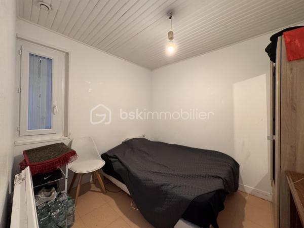 À vendre à Évreux, dans le secteur recherché et calme du Village de la Forêt, découvrez cette charmante maison mitoyenne de plain-pied d'une superficie de 72 m², édifiée sur un terrain clos de 384 m².

PROFIL INVESTISSEUR : Le bien est vendu loué. Le locataire est en place depuis 2019, très sérieux, avec un historique parfait (aucun impayé).

Loyer mensuel : 800 € (dont 30 € de charges).

La maison se compose de :
Un beau et lumineux salon-séjour de 28 m², une cuisine indépendante avec porte donnant directement sur le jardin, 2 chambres + 1 bureau (idéal pour le télétravail ou une chambre d'enfant), une salle de bain, un WC séparé.

À l’extérieur :
Vous profiterez d'un agréable jardin clos avec terrasse, ainsi que d'un cellier extérieur de près de 4 m² (idéal pour le stockage ou les vélos).

Les points forts & Travaux récents :
Copropriété horizontale pour l'entretien des extérieurs et des espaces communs (faibles charges : environ 100 € par an)
Ravalement extérieur récent
Portes et fenêtres en PVC double vitrage (excellente isolation)
Chauffage électrique
Raccordement au tout-à-l'égout

Une opportunité rare sur le secteur, offrant un rendement locatif immédiat et serein grâce à la stabilité du locataire en place.

Vous souhaitez visiter ? Contactez-moi au 06 79 65 81 27.