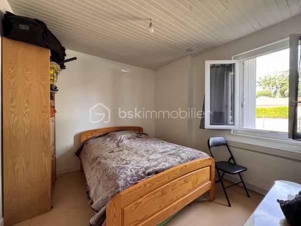À vendre à Évreux, dans le secteur recherché et calme du Village de la Forêt, découvrez cette charmante maison mitoyenne de plain-pied d'une superficie de 72 m², édifiée sur un terrain clos de 384 m².

PROFIL INVESTISSEUR : Le bien est vendu loué. Le locataire est en place depuis 2019, très sérieux, avec un historique parfait (aucun impayé).

Loyer mensuel : 800 € (dont 30 € de charges).

La maison se compose de :
Un beau et lumineux salon-séjour de 28 m², une cuisine indépendante avec porte donnant directement sur le jardin, 2 chambres + 1 bureau (idéal pour le télétravail ou une chambre d'enfant), une salle de bain, un WC séparé.

À l’extérieur :
Vous profiterez d'un agréable jardin clos avec terrasse, ainsi que d'un cellier extérieur de près de 4 m² (idéal pour le stockage ou les vélos).

Les points forts & Travaux récents :
Copropriété horizontale pour l'entretien des extérieurs et des espaces communs (faibles charges : environ 100 € par an)
Ravalement extérieur récent
Portes et fenêtres en PVC double vitrage (excellente isolation)
Chauffage électrique
Raccordement au tout-à-l'égout

Une opportunité rare sur le secteur, offrant un rendement locatif immédiat et serein grâce à la stabilité du locataire en place.

Vous souhaitez visiter ? Contactez-moi au 06 79 65 81 27.
