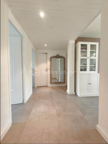 Manosque au sein d' une résidence  prisée ( La Luquèce ) car à la fois sécurisée, calme  et proche de toutes les commodités: écoles, commerces , transports, docteurs... à découvrir cet appartement Type 4 de 70 m² très clair car  traversant et doté d' une expo sud: ouest . Celui  ci  a été entièrement restauré avec goût se compose d' un hall d' entrée , d' un salon avec accès à la terrasse et à la cuisine toute équipée ( avec loggia fermée) de 3 chambres avec placard, d' une salle de bains et d' un wc séparé. Cet  appartement est  climatisé et possède une cave.pas de travaux à prévoir.