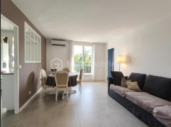 Manosque au sein d' une résidence  prisée ( La Luquèce ) car à la fois sécurisée, calme  et proche de toutes les commodités: écoles, commerces , transports, docteurs... à découvrir cet appartement Type 4 de 70 m² très clair car  traversant et doté d' une expo sud: ouest . Celui  ci  a été entièrement restauré avec goût se compose d' un hall d' entrée , d' un salon avec accès à la terrasse et à la cuisine toute équipée ( avec loggia fermée) de 3 chambres avec placard, d' une salle de bains et d' un wc séparé. Cet  appartement est  climatisé et possède une cave.pas de travaux à prévoir.