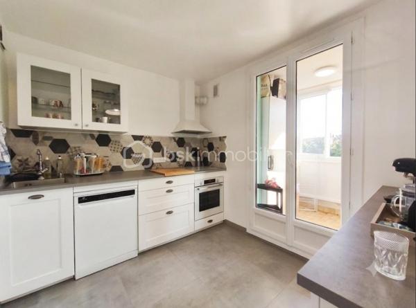 Manosque au sein d' une résidence  prisée ( La Luquèce ) car à la fois sécurisée, calme  et proche de toutes les commodités: écoles, commerces , transports, docteurs... à découvrir cet appartement Type 4 de 70 m² très clair car  traversant et doté d' une expo sud: ouest . Celui  ci  a été entièrement restauré avec goût se compose d' un hall d' entrée , d' un salon avec accès à la terrasse et à la cuisine toute équipée ( avec loggia fermée) de 3 chambres avec placard, d' une salle de bains et d' un wc séparé. Cet  appartement est  climatisé et possède une cave.pas de travaux à prévoir.